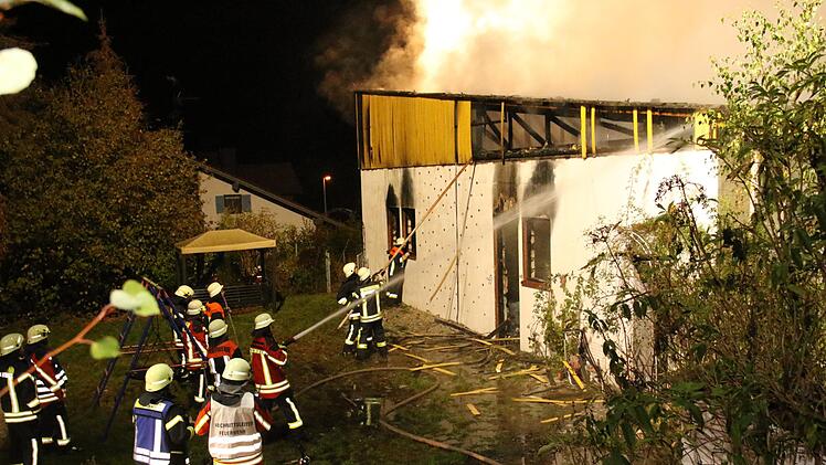 Brand einer Lagerhalle in Autenhausen am Sonntagmorgen Foto: Michael Stelzner
