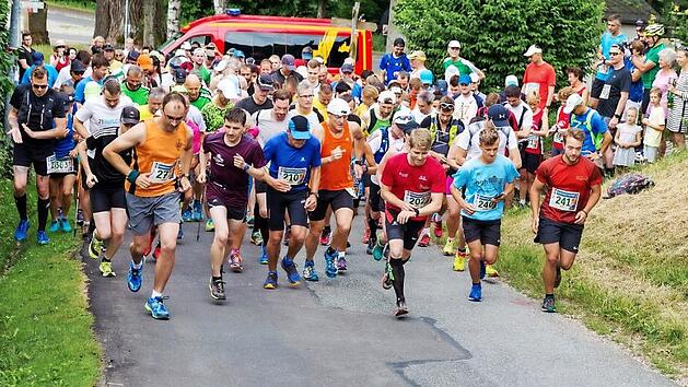 Vom Start weg ist es steil: Auf dem Frankenweg-Lauf m&uuml;ssen die Teilnehmer 1224 H&ouml;henmeter bew&auml;ltigen.  Foto: Felix Schott, Archiv