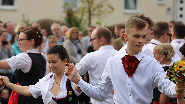 Tanz um dem Plobaum in Wildflecken. Sebastian Schmitt