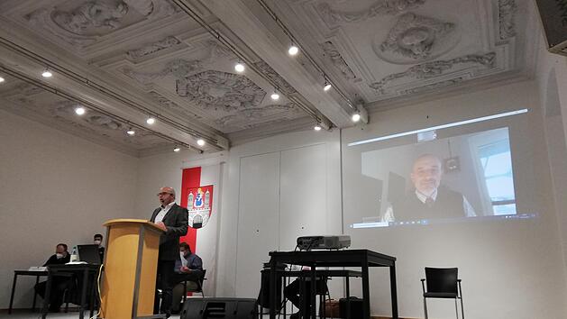 Christian Friemelt informierte via Live-Zuschaltung in der Alten Aula &uuml;ber die Auslagerung der kommunalen Park&uuml;berwachung. F&uuml;r den M&uuml;nnerst&auml;dter Stadtrat war eine solche Hybrid-Veranstaltung eine Premiere. Foto: Heike Beudert