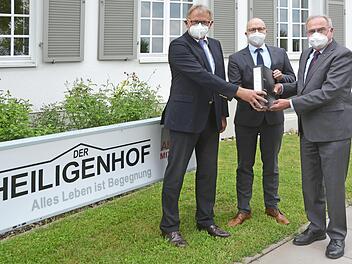 Der neue Stiftungsvorsitzende des SSBW erhielt von seinem Vorgänger Dr. Günter Reichert im Beisein von Stiftungsmitglied Dirk Vogel die Unterlagen für fertige und in Zukunft geplante Baumaßnahmen des Heiligenhofes. Auf unserem Foto von links: Hans Knapek, Dirk Vogel und Dr. Günter Reichert, der scheidende Vorsitzende.