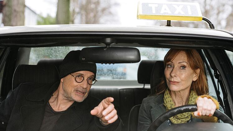 Ein Paar wie Hund und Katze: Schriftsteller Gregor (Christian Berkel) und Taxifahrerin Elke (Andrea Sawatzki).