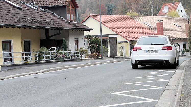 Diese Schraffur hat das Ordnungsamt aufbringen lassen, nachdem zwei Anwohner einen Antrag eingebracht hatten.