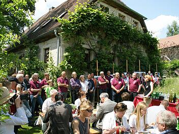 Gespannt verfolgten die Fatschenbrunner am Dienstag die ersten Resümees der Bewertungskommission im Garten Scholtens. Jetzt ist klar, sie haben die Goldmedaille gewonnen.