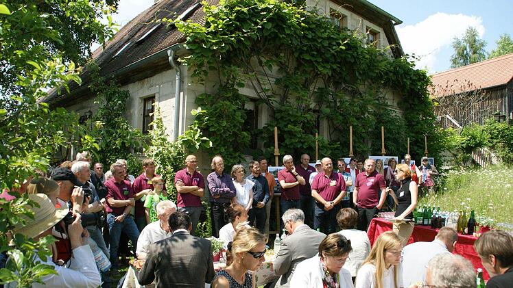 Gespannt verfolgten die Fatschenbrunner am Dienstag die ersten Resümees der Bewertungskommission im Garten Scholtens. Jetzt ist klar, sie haben die Goldmedaille gewonnen.