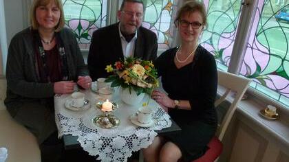 Ein gemütlicher Platz mit Blick auf die Ketschendorfer Straße: Dr. Birgit Weber, Dr. Hans-Heinrich Eidt, Marion Sommer (von links).