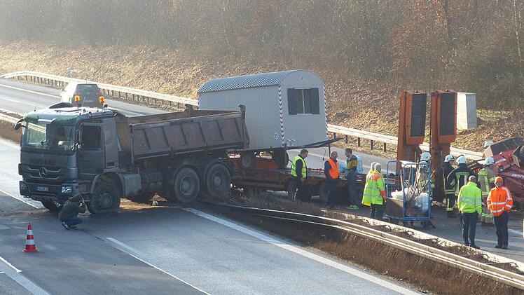 Das Lastwagengespann stellte sich quer auf der A 70.  Fotos: Klaus Schmitt