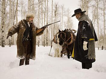Typisch Tarantino: Kurt Russell (links) und Samuel L. Jackson sind nur zwei von vielen Superstars, die sich im Western "The Hateful 8" ab dem 28. Januar gegenseitig das Leben schwer machen. Foto: Universumfilm
