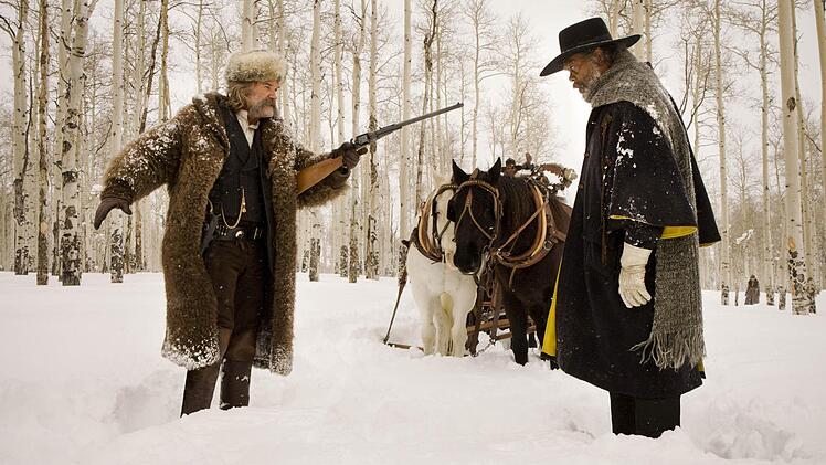Typisch Tarantino: Kurt Russell (links) und Samuel L. Jackson sind nur zwei von vielen Superstars, die sich im Western "The Hateful 8" ab dem 28. Januar gegenseitig das Leben schwer machen. Foto: Universumfilm