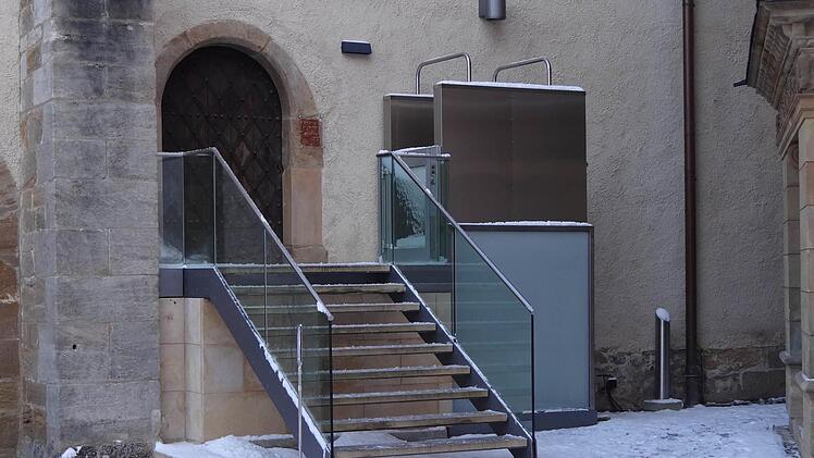 Die Umbauten im Schlosshof sind im vollen Gang. Neben Stahltreppen wird auch an behindertengerechte Zugänge und Aufzüge gedacht.