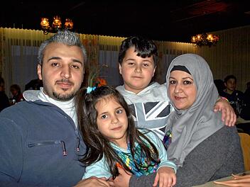 Eine Heimat gefunden: Jankiz (links) und Nassren Abdo möchten mit ihren beiden Kindern Mohammad und Amal auch zukünftig in Wallenfels leben. So wie der Helferkreis sie unterstützt hat, möchte die syrische Familie nun auch anderen Flüchtlingen helfen. Foto: Susanne Deuerling