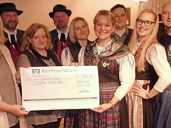 Irene Piontek und Helga Nickol-Löffler (von links) von der Caritas freuten sich über die Spende des Volkstrachtenvereins "Zechgemeinschaft" Neukenroth.  Foto: Gerd Fleischmann