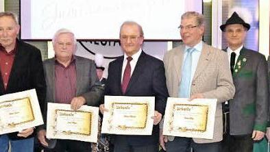 Die neuen Ehrenmitglieder des Musikvereins Neufang mit Bürgermeister Gerhard Wunder (links). Heinrich Föhrweiter (Dritter von rechts) wurde für seine 20-jährige Dirigententätigkeit ausgezeichnet.  Fotos: Hans Franz