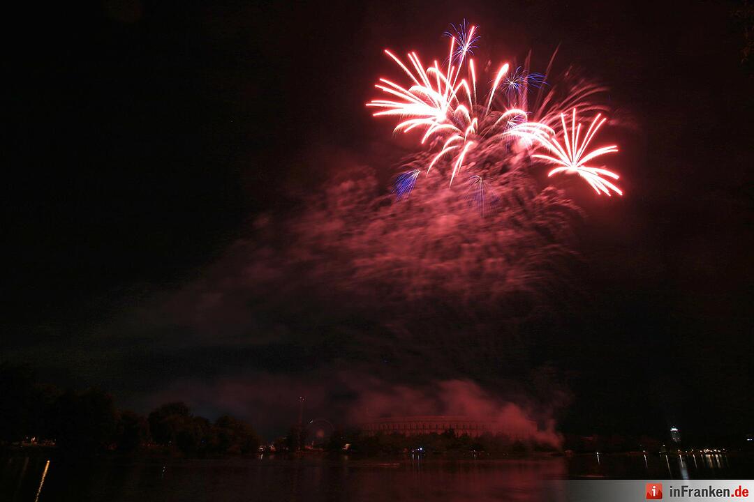 Abschlussfeuerwerk beim Nürnberger Volksfest