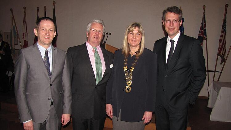 Empfang für die Landesynode im Coburger Rathaus: In der Synode arbeiten auch Politiker mit; in Coburg engagieren sich Kirchenvertreter in der Politik, wie Coburgs stellvertretender Landrat Rainer Mattern (links). Mit ihm zu sehen: CSU-Landtagsabgeordneten Ludwig Freiherr von Lerchenfeld, Coburgs Zweiter Bürgermeisterin Birgit Weber und dem CSU-Landtagsabgeordneten Markus Blume. Foto: Martin Koch