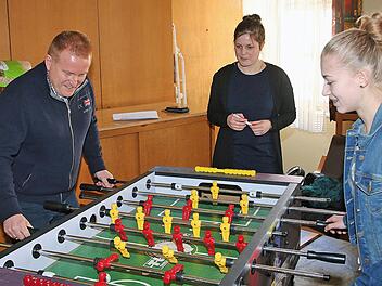 Kommunalpolitiker der Marktgemeinde Maßbach, darunter auch Bürgermeister Matthias Klement (Bildmitte) spielten im Februar sozusagen Versuchskaninchen beim ersten Turnier "Jugend versus Politiker." Nun präsentierte Kreisjugendpfleger Daniel Korn dem Marktgemeinderat die Auswertung. Dieter Britz
