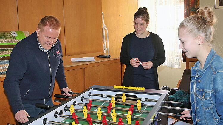 Kommunalpolitiker der Marktgemeinde Maßbach, darunter auch Bürgermeister Matthias Klement (Bildmitte) spielten im Februar sozusagen Versuchskaninchen beim ersten Turnier "Jugend versus Politiker." Nun präsentierte Kreisjugendpfleger Daniel Korn dem Marktgemeinderat die Auswertung. Dieter Britz