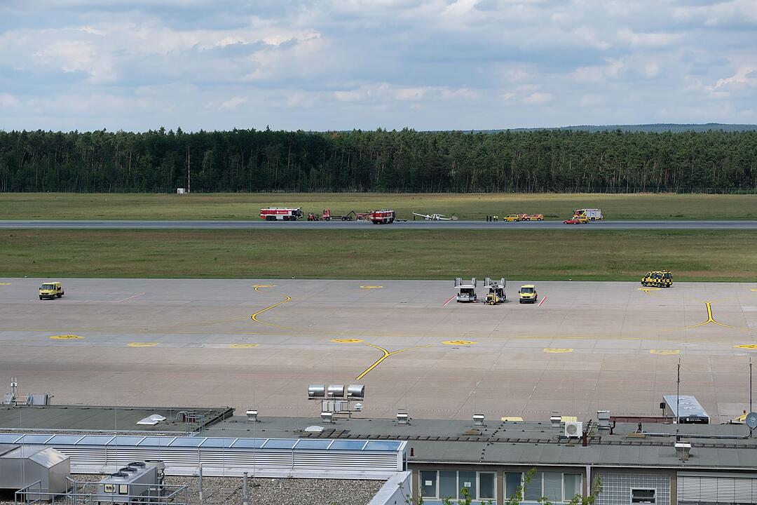 Zweimotorige Maschine von Landebahn am Nürnberger Flughafen abgekommen