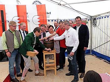 Am Sonntag erfolgt um 11 Uhr der feierliche Bieranstich durch Bürgermeister Roland Wolfrum. Bild rechts: Erstmals bietet Braumeister Jürgen Münch ein Wurfspiel mit Kronenkorken an. Wer aus eineinhalb Meter Entfernung in das Spundloch eines Keg-Fasses trifft, erhält ein Freibier.   Fotos: Werner Reißaus