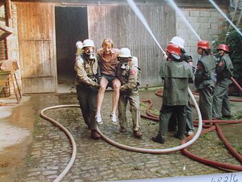 Bei regelmäßigen Übungen wie in den 90er Jahren trainiert die Westheimer Wehr ihren Ausbildungsstand.  Repro: Ehling