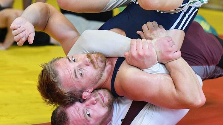 Durchdreher gehören zu jedem Training dazu, hier hat Darius Mayek (unten) Tobias Schütz im Griff.  Foto: Gunther Czepera