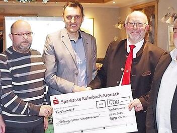 Spendenübergabe mit symbolischem Scheck der SPD-Ortsvereine in Weißenbrunn an den Bürgermeister und Stiftungsrat der Bürgerstiftung Weißenbrunn, Egon Herrmann. Im Bild von links Günter Oßwald (Hummendorf), Manfred Sünkel (Thonberg), Jörg Neubauer (Kassier SPD Weißenbrunn), Bürgermeister Egon Herrmann, Bernd Schneider (Weißenbrunn). Foto: K.- H. Hofmann