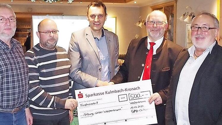 Spendenübergabe mit symbolischem Scheck der SPD-Ortsvereine in Weißenbrunn an den Bürgermeister und Stiftungsrat der Bürgerstiftung Weißenbrunn, Egon Herrmann. Im Bild von links Günter Oßwald (Hummendorf), Manfred Sünkel (Thonberg), Jörg Neubauer (Kassier SPD Weißenbrunn), Bürgermeister Egon Herrmann, Bernd Schneider (Weißenbrunn). Foto: K.- H. Hofmann