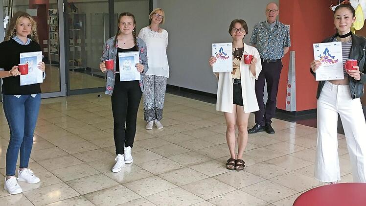Die Preistr&auml;gerinnen Luisa F&ouml;&szlig;el, Franziska Renk, Kaya Gajewski und Nadia Ajeli-Kargar (vorne von links) sowie in der hinteren Reihe Schulleiterin Renate Leive und Kunsterzieher Christoph D&uuml;mlein Foto: pr