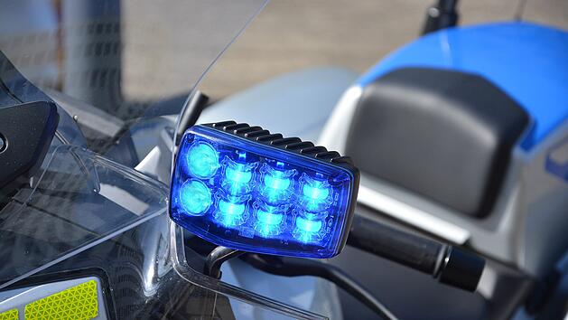 Helmstadt: Polizeibeamter der Motorradstaffel nach Auffahrunfall schwer verletzt.