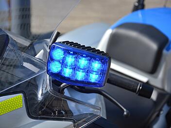 Auf der A9 ist ein Autofahrer auf dem Weg in den Urlaub eingeschlafen und hat einen Unfall gebaut.