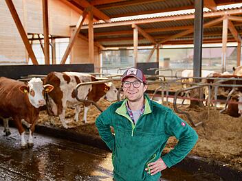 Bio-Landwirt Michael Sack in seinem Stall auf dem Maierhof.