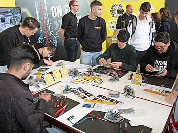 Ein Raumthermometer mit Mikrocontroller konnten die Besucher der Ausbildungsmesse in Neustadt am Stand von Kaeser Kompressoren zusammenbauen.