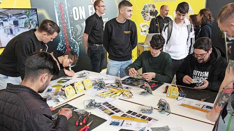 Ein Raumthermometer mit Mikrocontroller konnten die Besucher der Ausbildungsmesse in Neustadt am Stand von Kaeser Kompressoren zusammenbauen.