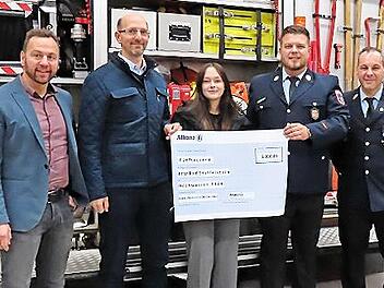Spendenübergabe mit Kommandant Michael Liebl (r.), Bürgermeister Mario Schönwald (l.), Daniel Althoff sowie der Auszubildenden und Feuerwehrfrau Lina Schneiderbanger.