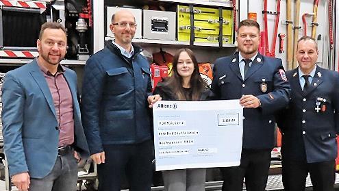 Spendenübergabe mit Kommandant Michael Liebl (r.), Bürgermeister Mario Schönwald (l.), Daniel Althoff sowie der Auszubildenden und Feuerwehrfrau Lina Schneiderbanger.