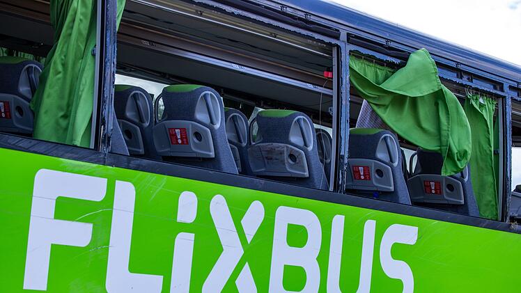Flixbus auf A19 umgekippt - Menschen verletzt