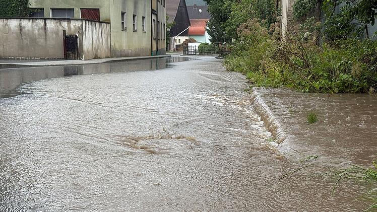 Unwetter ziehen über Franken: Unfälle und Überschwemmungen am Samstag