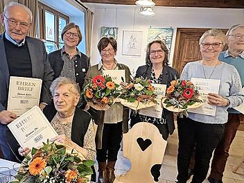 F&uuml;r ihre Treue dankte der Vorstand den Geehrten mit einer Urkunde, einem Blumenstrau&szlig; und einem Pr&auml;sent. V.l.: Gerhard Koller, Annette Forster-Sennefelder, Helga Wilhelm-Heitz, Stefanie Pfeffermann, Anita Dumont und Peter Schmitt. Vorne: Elisabeth...