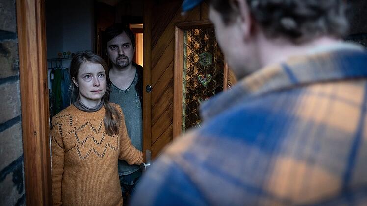 Freund Stefan (Jan Krauter, rechts) bietet Claudia Garschke (Odine Johne) und ihrem Ex-Lebensgef&auml;hrten Marko (Alexander Merbeth) Hilfe bei der Suche nach ihrem verschwundenen Jungen an.