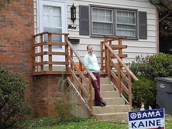 Andrea Bauerfeind macht aus ihrer Meinung kein Geheimnis: Sie und ihr künftiger Ehemann Björn Soltau sind für Barack Obama. Deswegen haben sie vor ihrem Haus in Washington DC auch ein Wahlplakat aufgestellt.  Jim Moran und  Tim Kaine sind Regionalpolitiker, die Obama im Kongress unterstützen. Es hat für manche Familien Tradition in Amerika, solche Plakate ihres Favoriten offen zu zeigen. Foto: privat