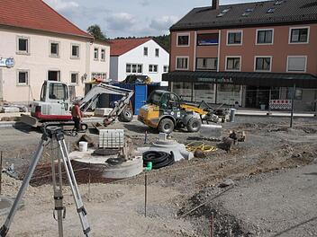 Die Bauarbeiten am Maßbacher Marktplatz schleppen sich hin, weil der Baufirma das Material fehlt. Die bestellten Granitsteine aus China sind noch nicht eingetroffen.Archivfoto: Heike Beudert