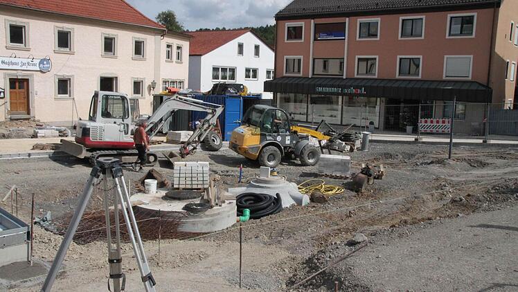 Die Bauarbeiten am Maßbacher Marktplatz schleppen sich hin, weil der Baufirma das Material fehlt. Die bestellten Granitsteine aus China sind noch nicht eingetroffen.Archivfoto: Heike Beudert