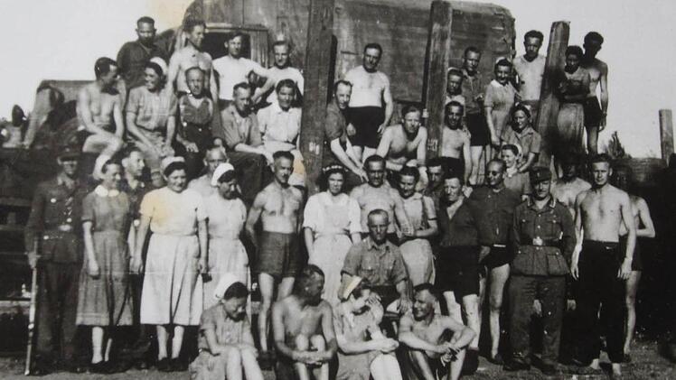Irgendwo in Russland oder Rumänien auf dem Rücktransport mit der Eisenbahn - genau weiß Betty Greich nicht mehr, wo das Gruppenbild entstanden ist, das sich in einem ihrer Fotoalben befindet. Sie selbst ist eine der Krankenschwestern in der linken Bildhälfte. Foto: p