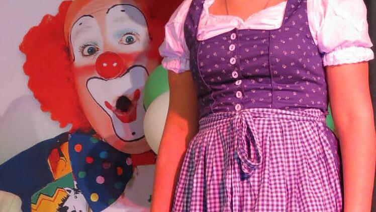 Kinderbütt aus Ochsenfurt: Mädel vom Land und aus der Stadt zickten kurz auf der Bühne.