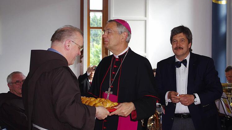 Bei der symbolischen Schlüsselübergabe (von links): Pater Maximilian Kray, Erzbischof Ludwig Schick und Architekt Jörg Detsch