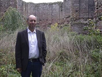 Die Klosterruine Aura war lange Zeit Besuchermagnet. Nun will sich Verwalter Karlheinz Friedel für eine Wiederbelebung einsetzen. Foto: Winfried Ehling