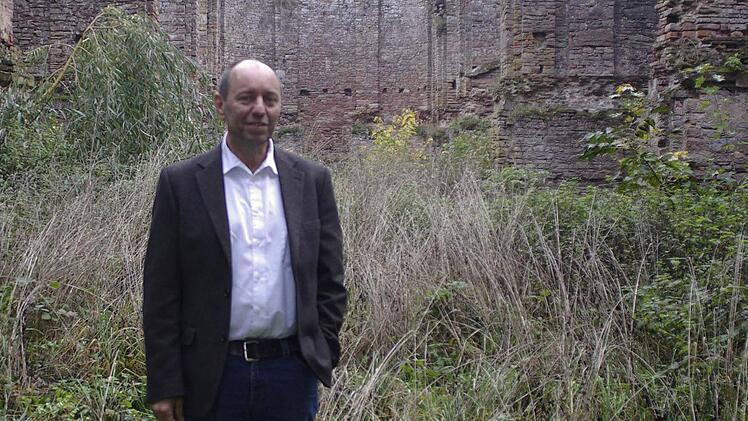 Die Klosterruine Aura war lange Zeit Besuchermagnet. Nun will sich Verwalter Karlheinz Friedel für eine Wiederbelebung einsetzen. Foto: Winfried Ehling