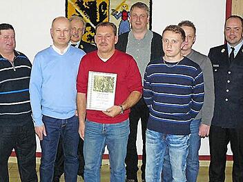 Ulli Jungbauer wurde für 30 Jahre Feuerwehrdienst, Ralf Jungbauer für 25-jährige Mitgliedschaft geehrt. Jonas Feulner ist jetzt Feuerwehrmann. Unser Bild zeigt (von links) Ulli Jungbauer, Vorsitzenden Holger Kolditz, Kreisbrandinspektor Horst Tempel, Ralf Jungbauer, Pfarrer Siegfried Welsch, Jonas Feulner, Kommandanten Jürgen Müller und Kreisbrandmeister Alexander Reinsch.  Foto: Klaus-Peter Wulf