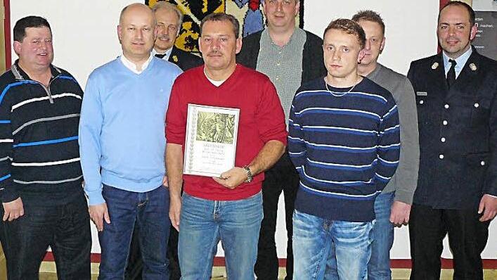 Ulli Jungbauer wurde für 30 Jahre Feuerwehrdienst, Ralf Jungbauer für 25-jährige Mitgliedschaft geehrt. Jonas Feulner ist jetzt Feuerwehrmann. Unser Bild zeigt (von links) Ulli Jungbauer, Vorsitzenden Holger Kolditz, Kreisbrandinspektor Horst Tempel, Ralf Jungbauer, Pfarrer Siegfried Welsch, Jonas Feulner, Kommandanten Jürgen Müller und Kreisbrandmeister Alexander Reinsch.  Foto: Klaus-Peter Wulf