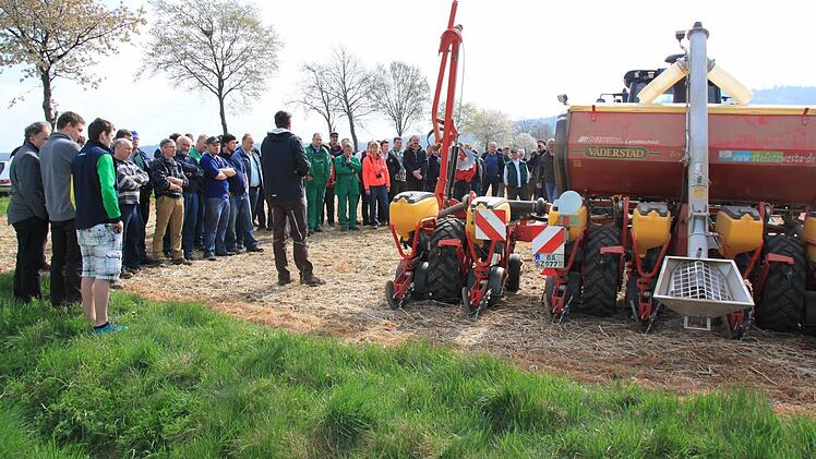 Landwirte konnten am Donnerstagvormittag die neuesten, GPS-gesteuerten Mais-Sämaschinen in Aktion erleben. Dazu eingeladen hatten das Landwirtschaftsamt, der Verband für landwirtschaftliche Fachbildung, der Ring junger Landwirte, der Maschinenring sowie Maschinenhändler.